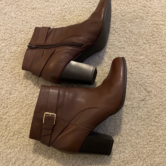 Cole Haan block heel almond toe leather ankle boots w gold hardware ankle strap - Picture 4 of 6